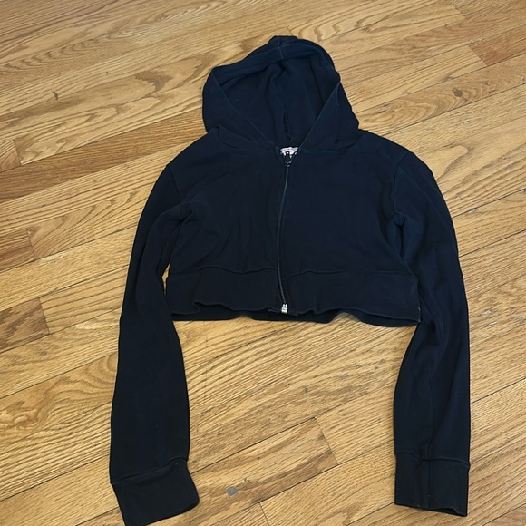 Tres Bien Crop Top hoodie in Black. - Picture 2 of 5